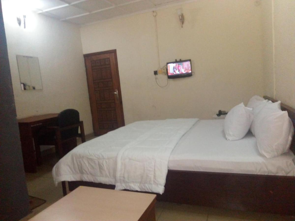 Holla-Jobi Guest House Lagos Exterior photo